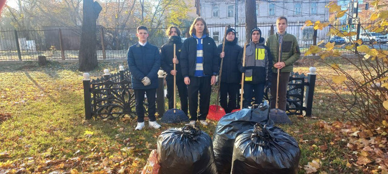 Субботник на территории братского захоронения.
